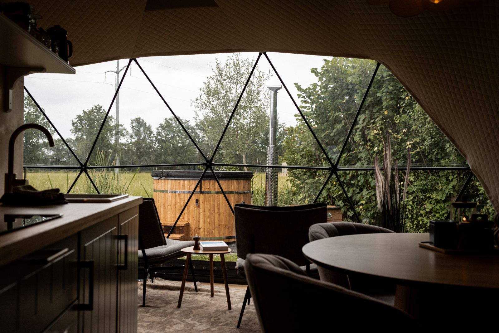 heisessie in een nordic dome